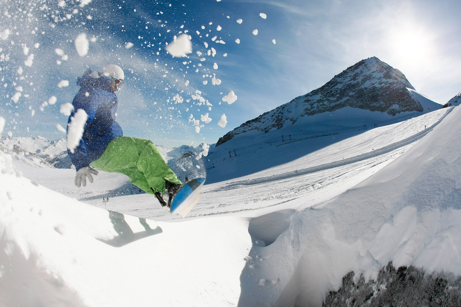 en snowboarder i gang med et trick på sneen